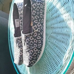 Cheetah print toms